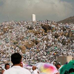 Pilgrims_cover_Arafat's_roads,_plains_and_mountain_-_Flickr_-_Al_Jazeera_English